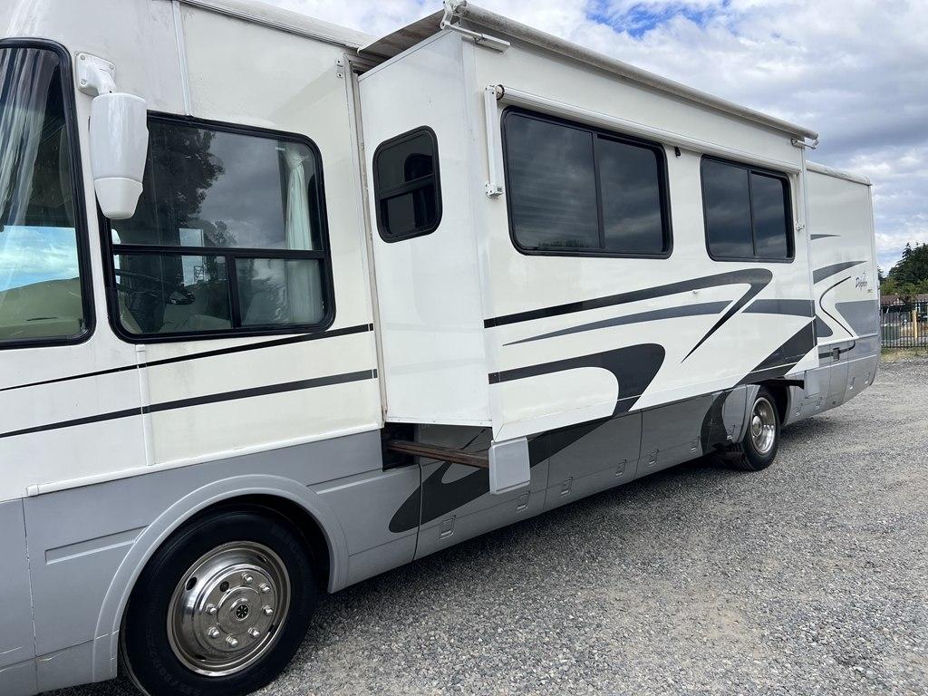National RV Dolphin  2004