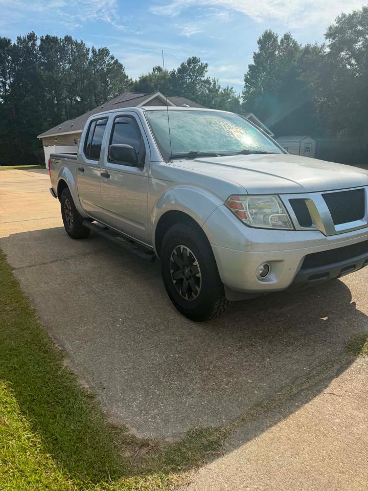 Nissan Frontier S Crew Cab 5AT 2WD 2015