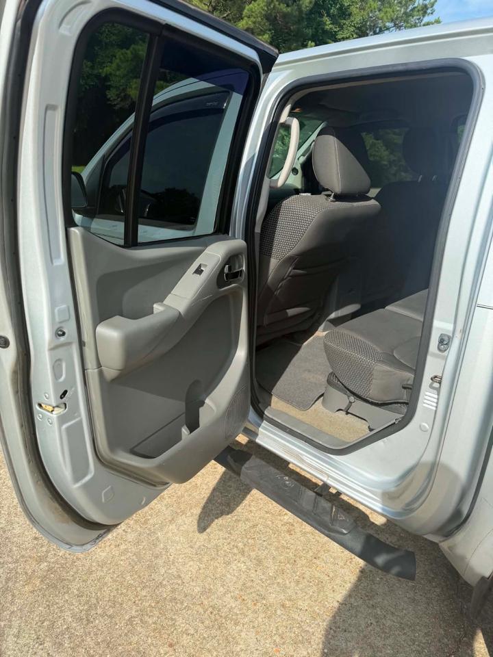 Nissan Frontier S Crew Cab 5AT 2WD 2015