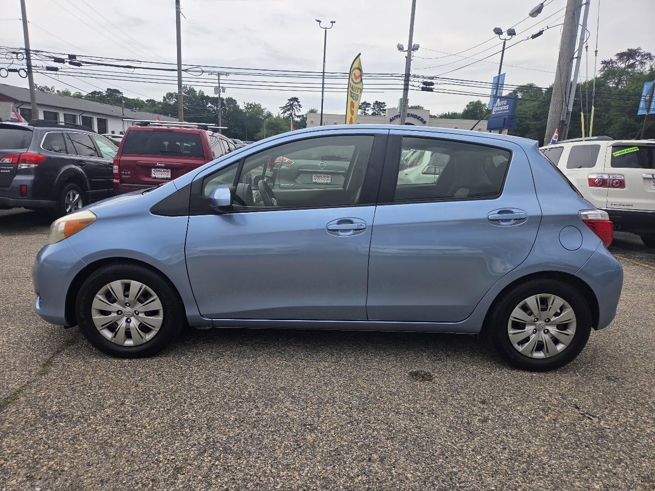 Toyota Yaris LE 5-Door AT 2013