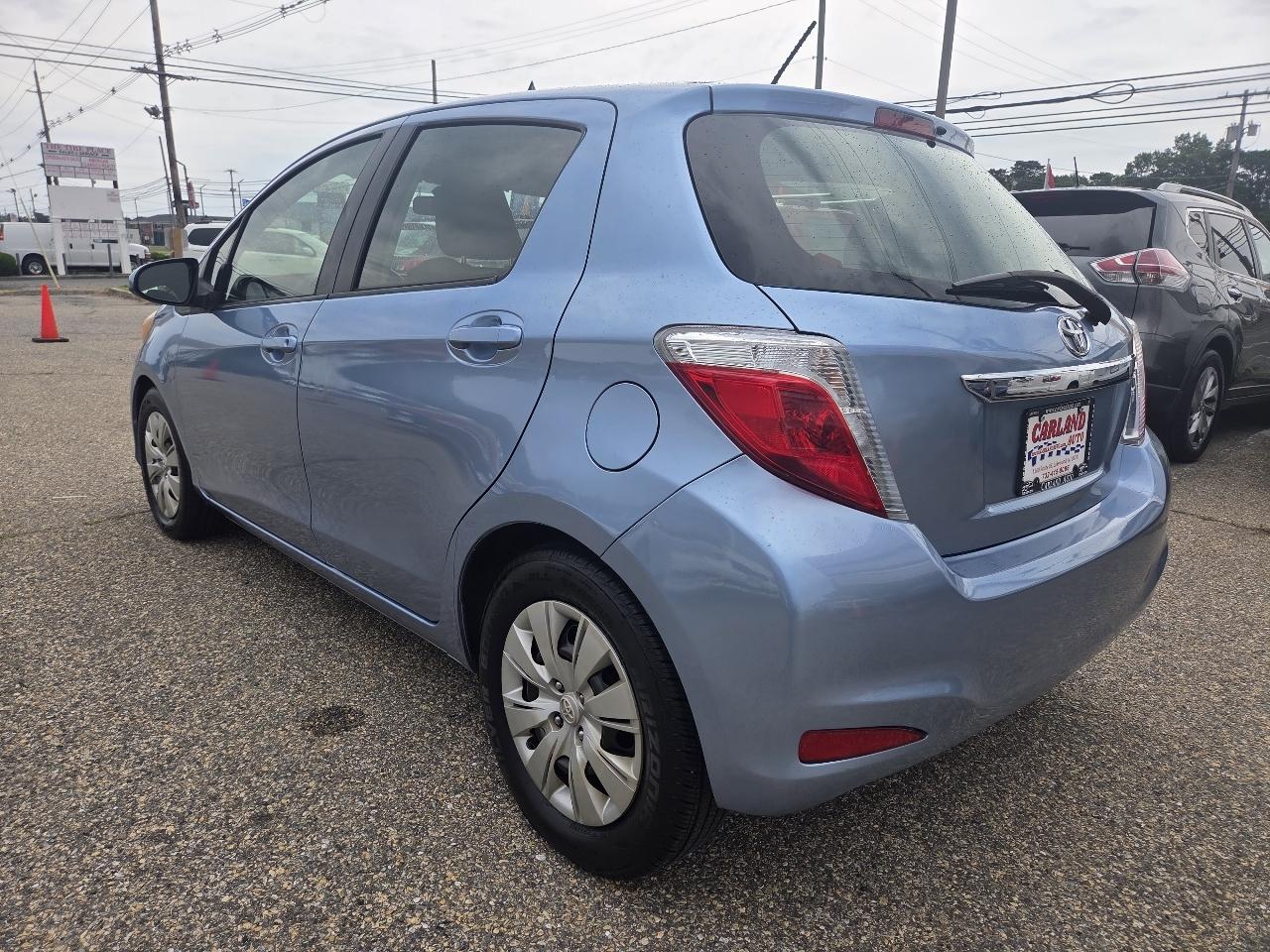 Toyota Yaris LE 5-Door AT 2013