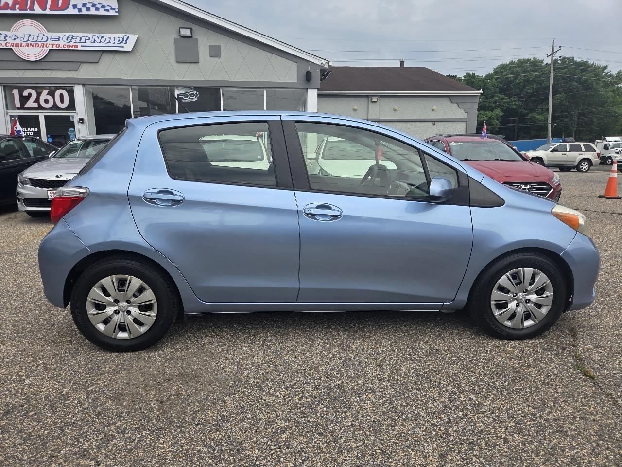 Toyota Yaris LE 5-Door AT 2013