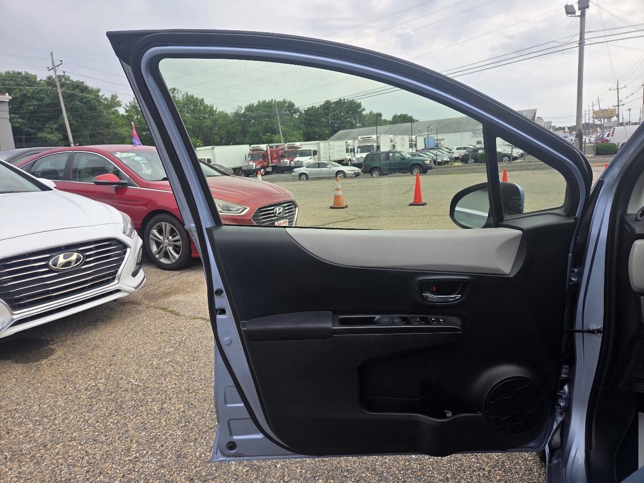 Toyota Yaris LE 5-Door AT 2013