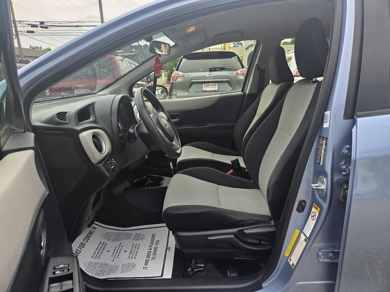 Toyota Yaris LE 5-Door AT 2013