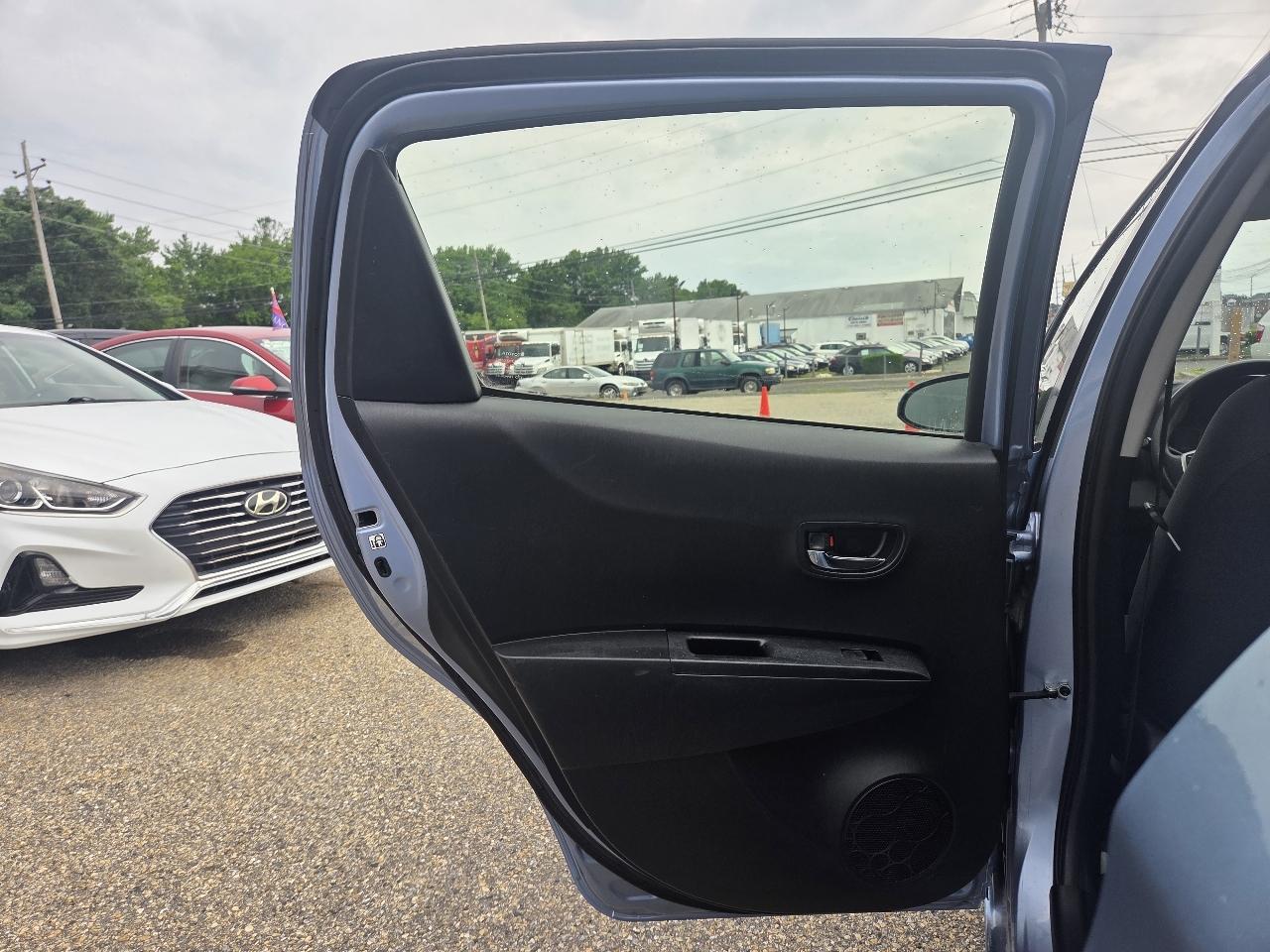 Toyota Yaris LE 5-Door AT 2013