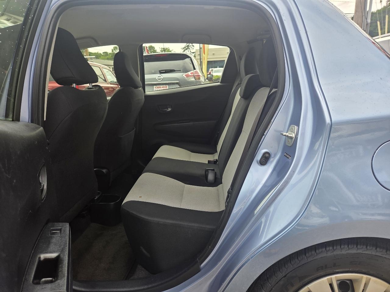 Toyota Yaris LE 5-Door AT 2013