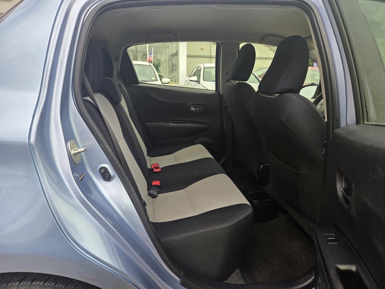 Toyota Yaris LE 5-Door AT 2013
