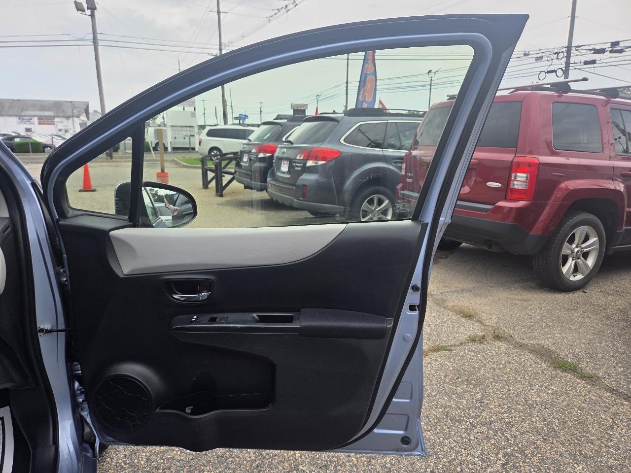Toyota Yaris LE 5-Door AT 2013