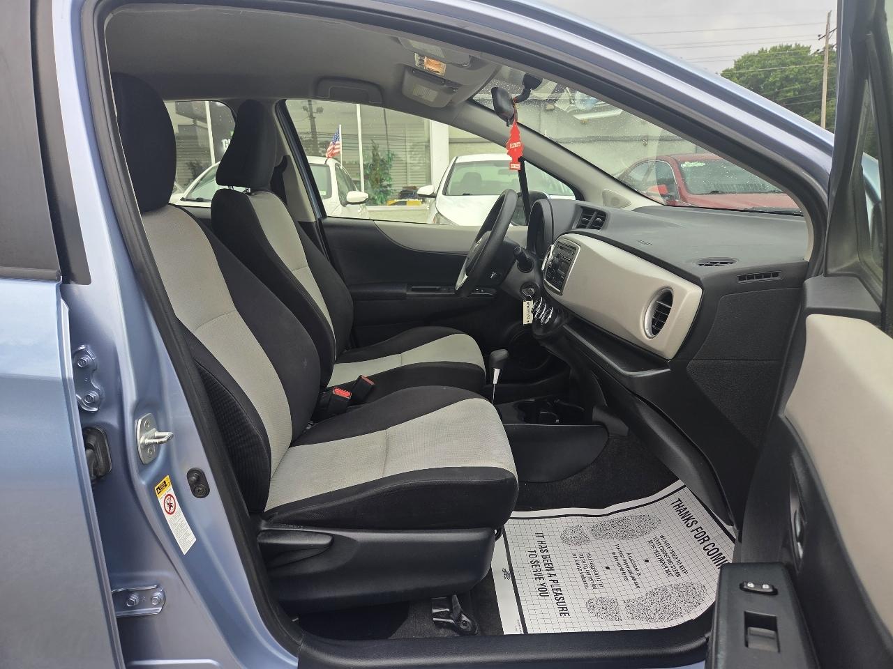 Toyota Yaris LE 5-Door AT 2013