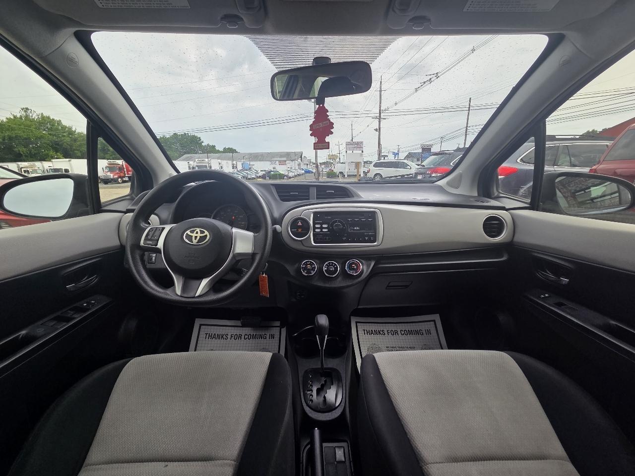 Toyota Yaris LE 5-Door AT 2013