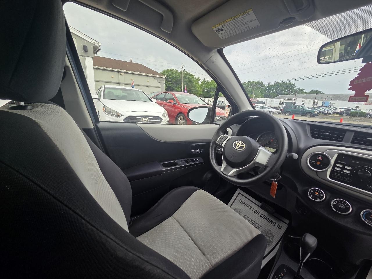 Toyota Yaris LE 5-Door AT 2013