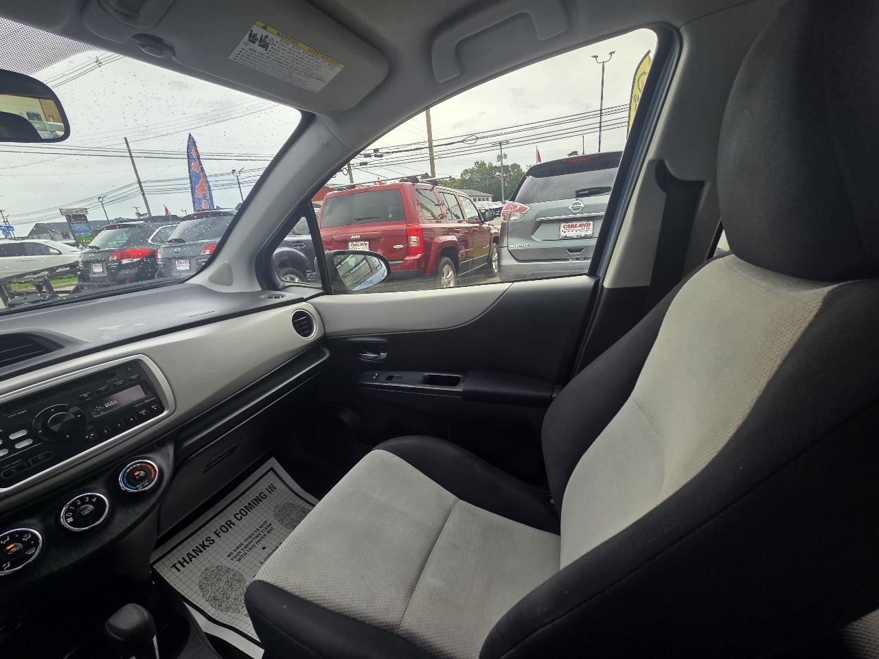 Toyota Yaris LE 5-Door AT 2013