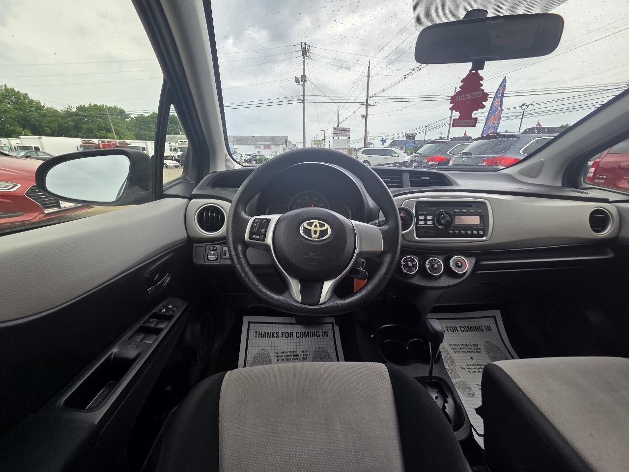 Toyota Yaris LE 5-Door AT 2013
