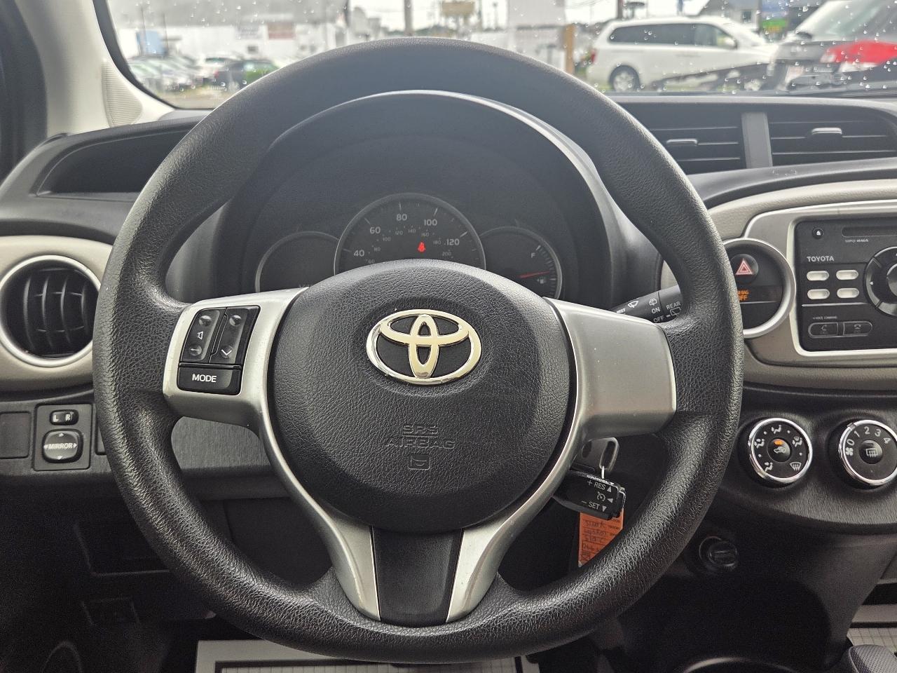 Toyota Yaris LE 5-Door AT 2013