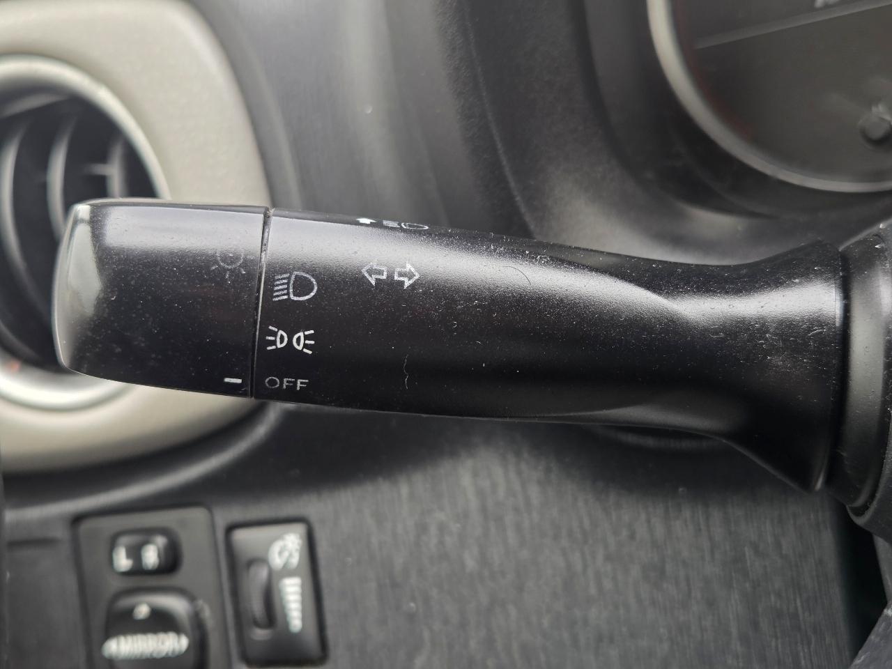 Toyota Yaris LE 5-Door AT 2013