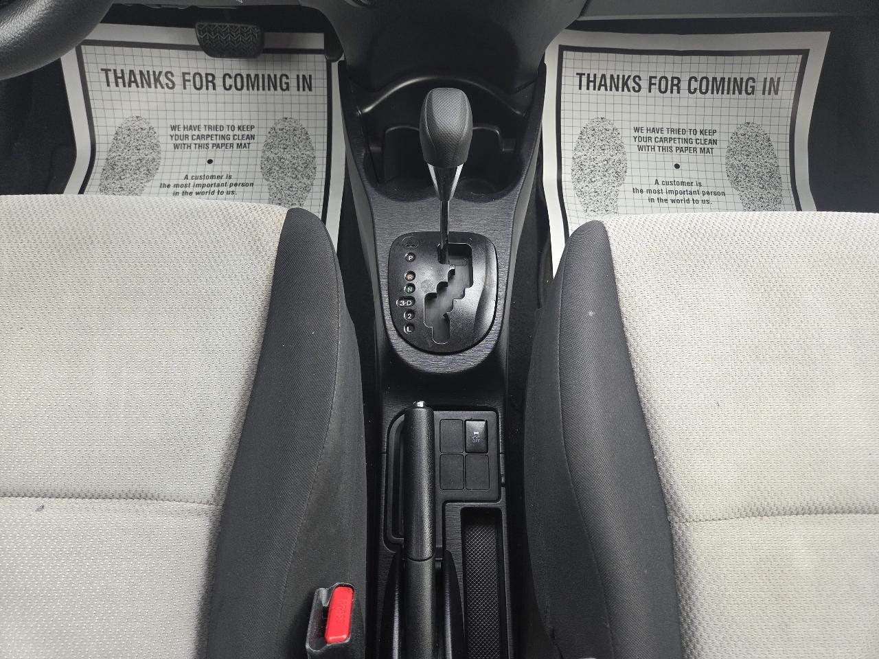 Toyota Yaris LE 5-Door AT 2013