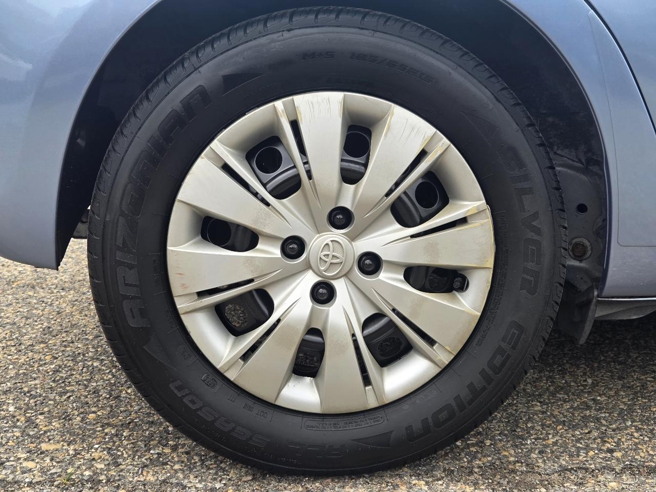 Toyota Yaris LE 5-Door AT 2013
