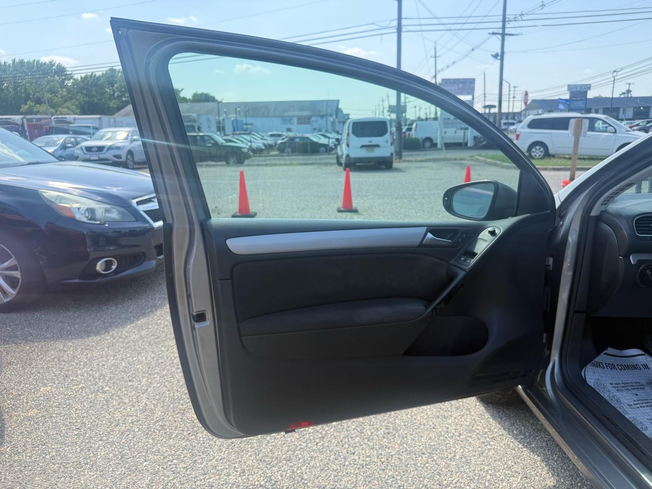 Volkswagen Golf 2.5L 2-Door 2010