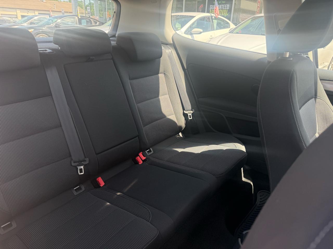 Volkswagen Golf 2.5L 2-Door 2010