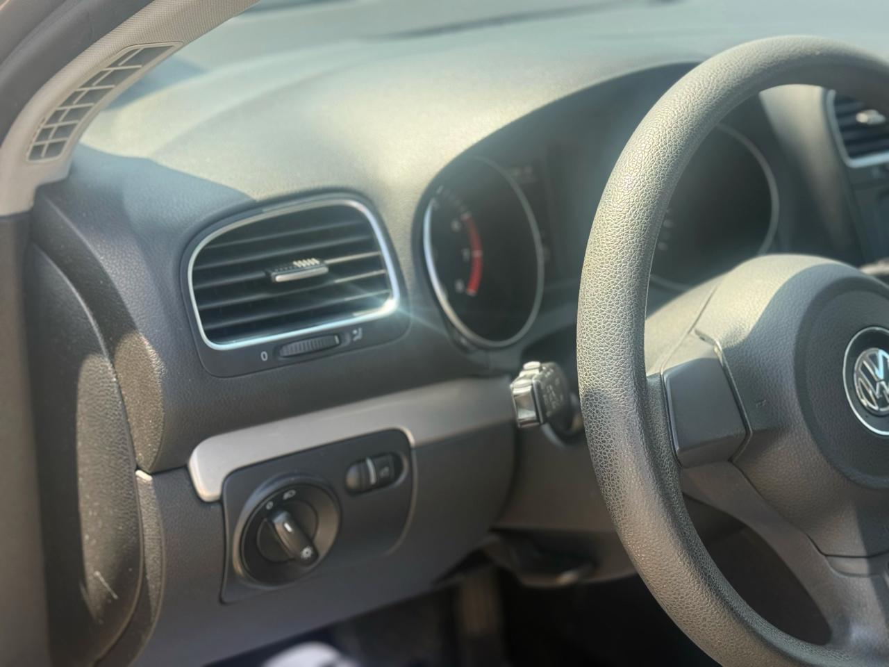 Volkswagen Golf 2.5L 2-Door 2010
