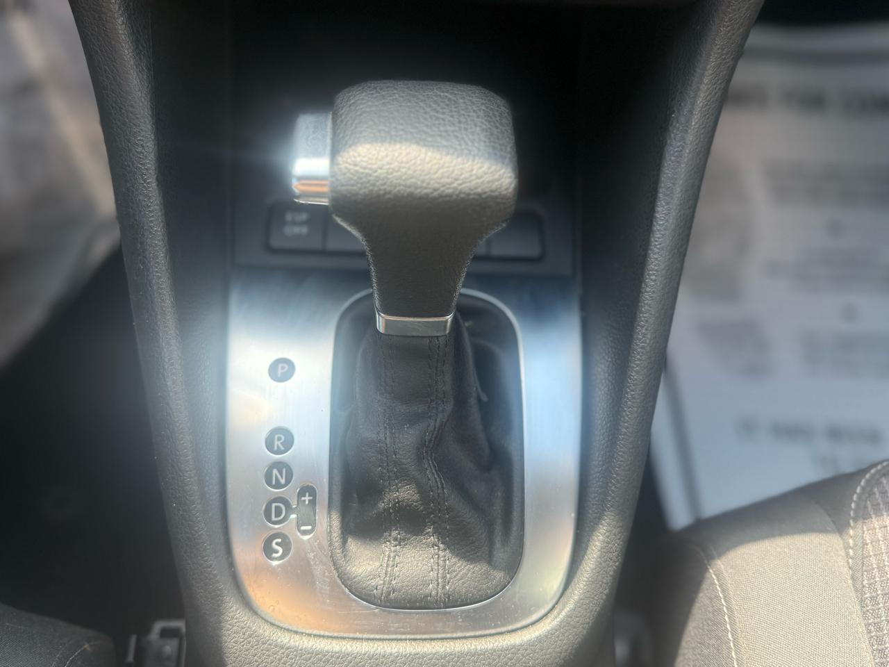 Volkswagen Golf 2.5L 2-Door 2010