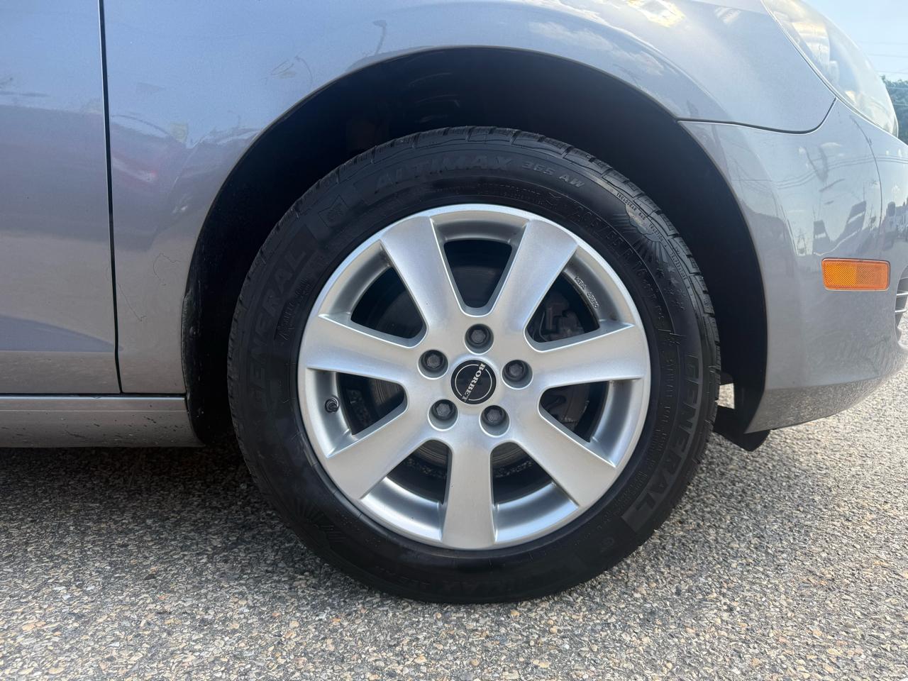 Volkswagen Golf 2.5L 2-Door 2010