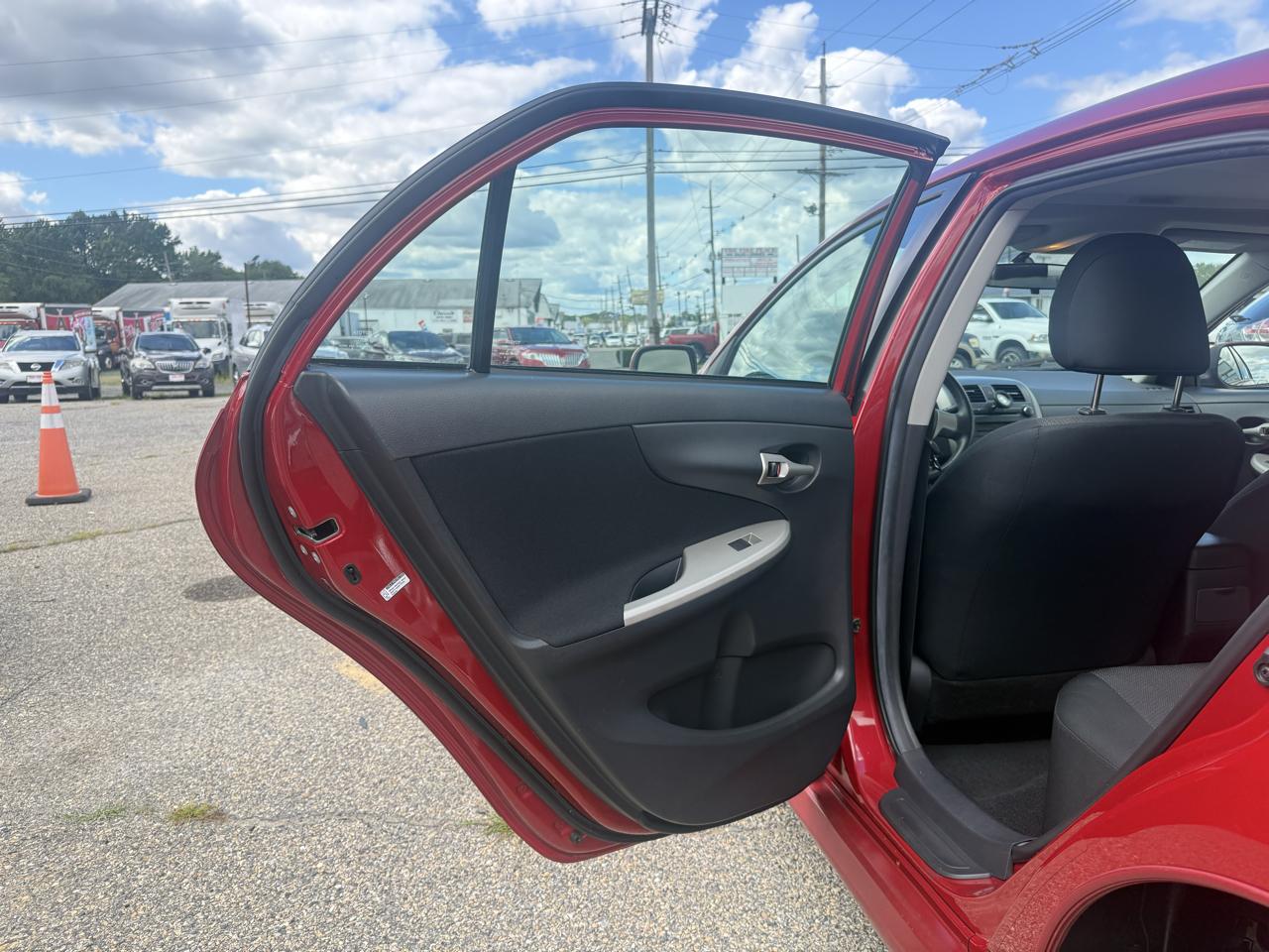Toyota Corolla Base 5-Speed MT 2010