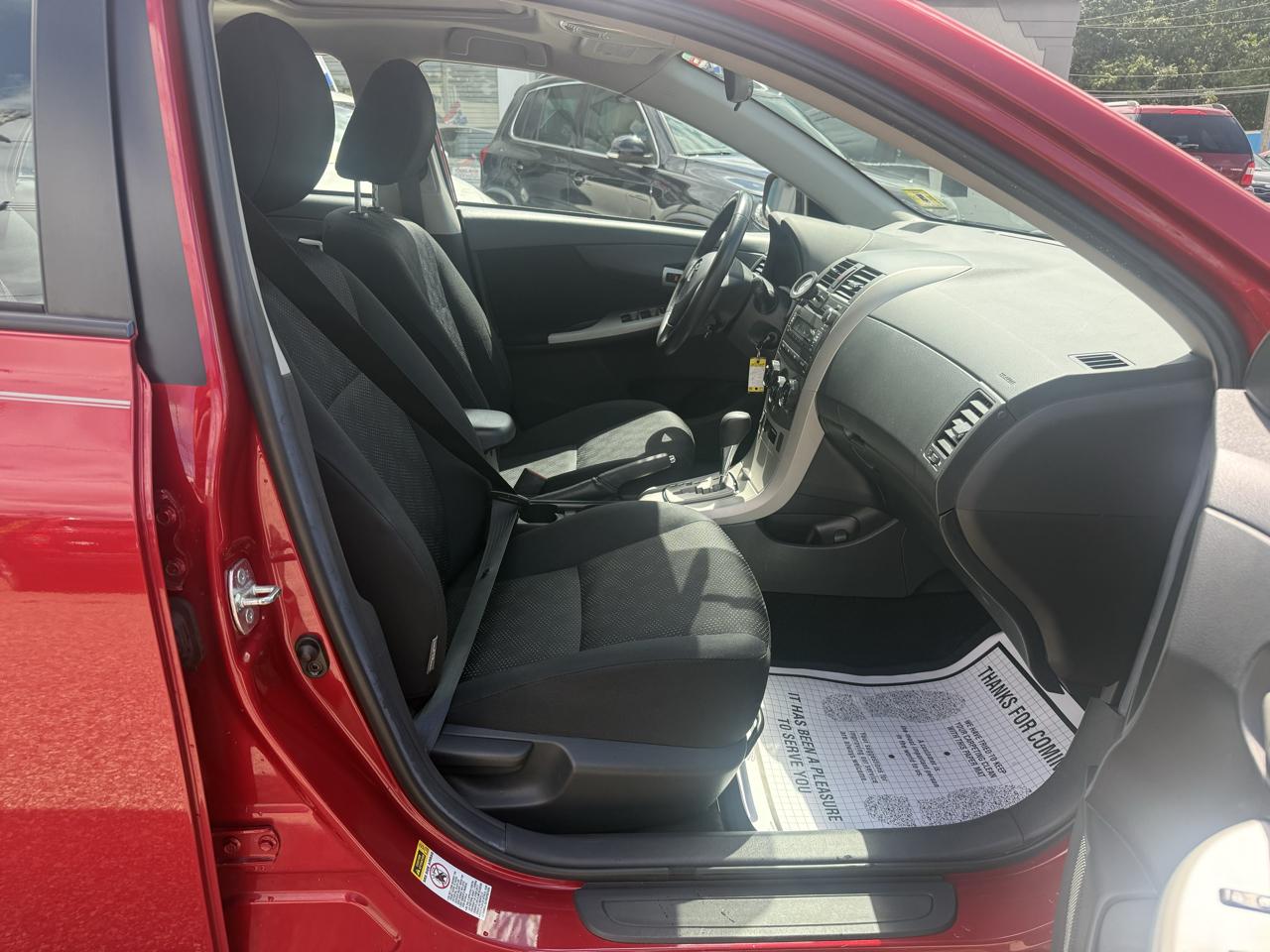 Toyota Corolla Base 5-Speed MT 2010