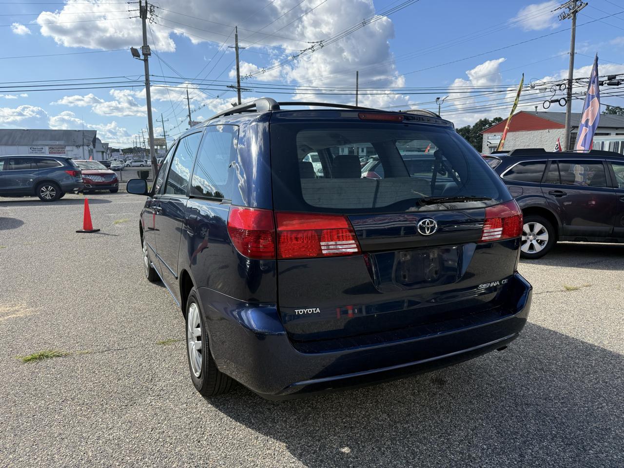 Toyota Sienna LE - 7 Passenger Seating 2005