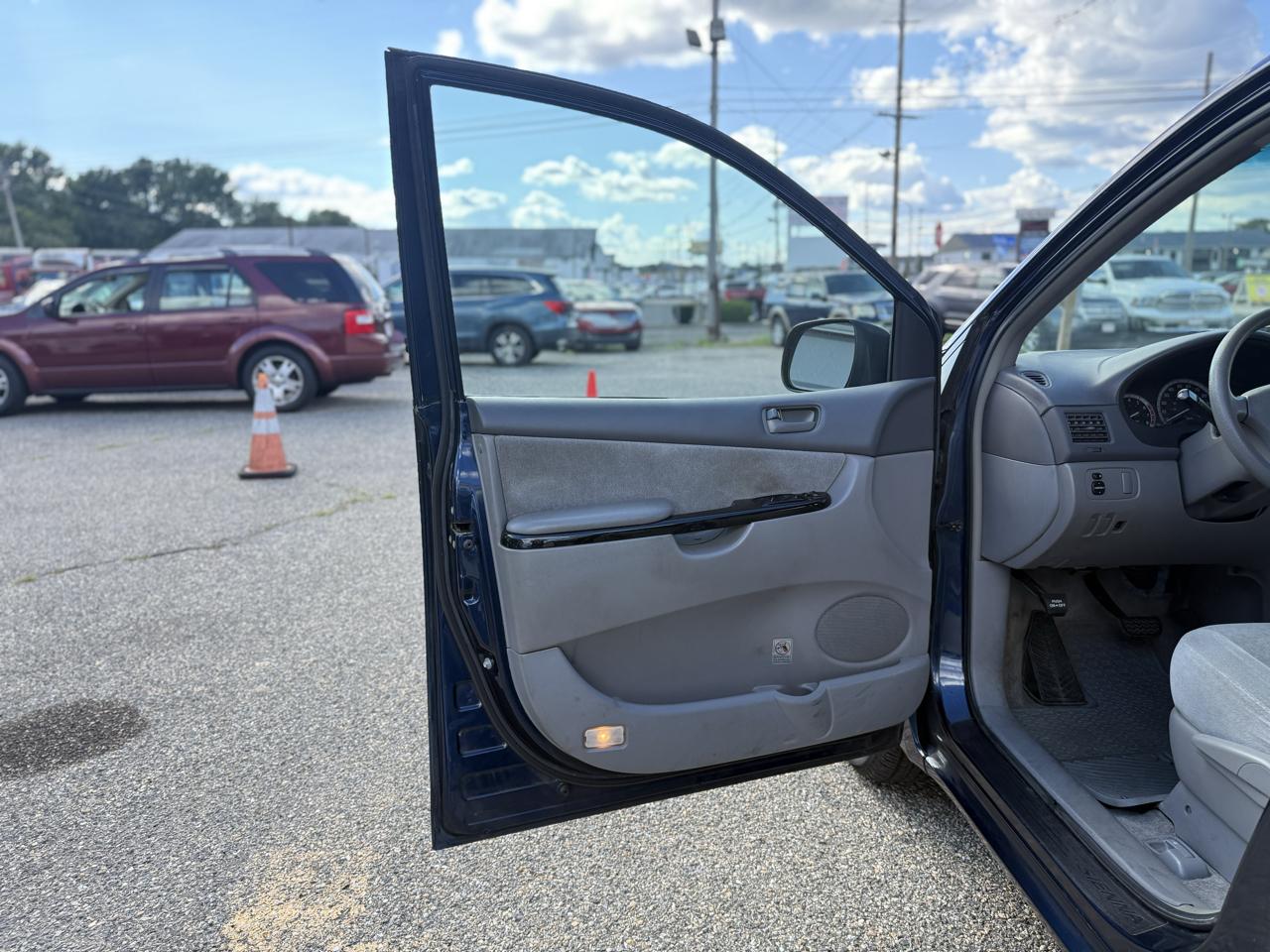 Toyota Sienna LE - 7 Passenger Seating 2005