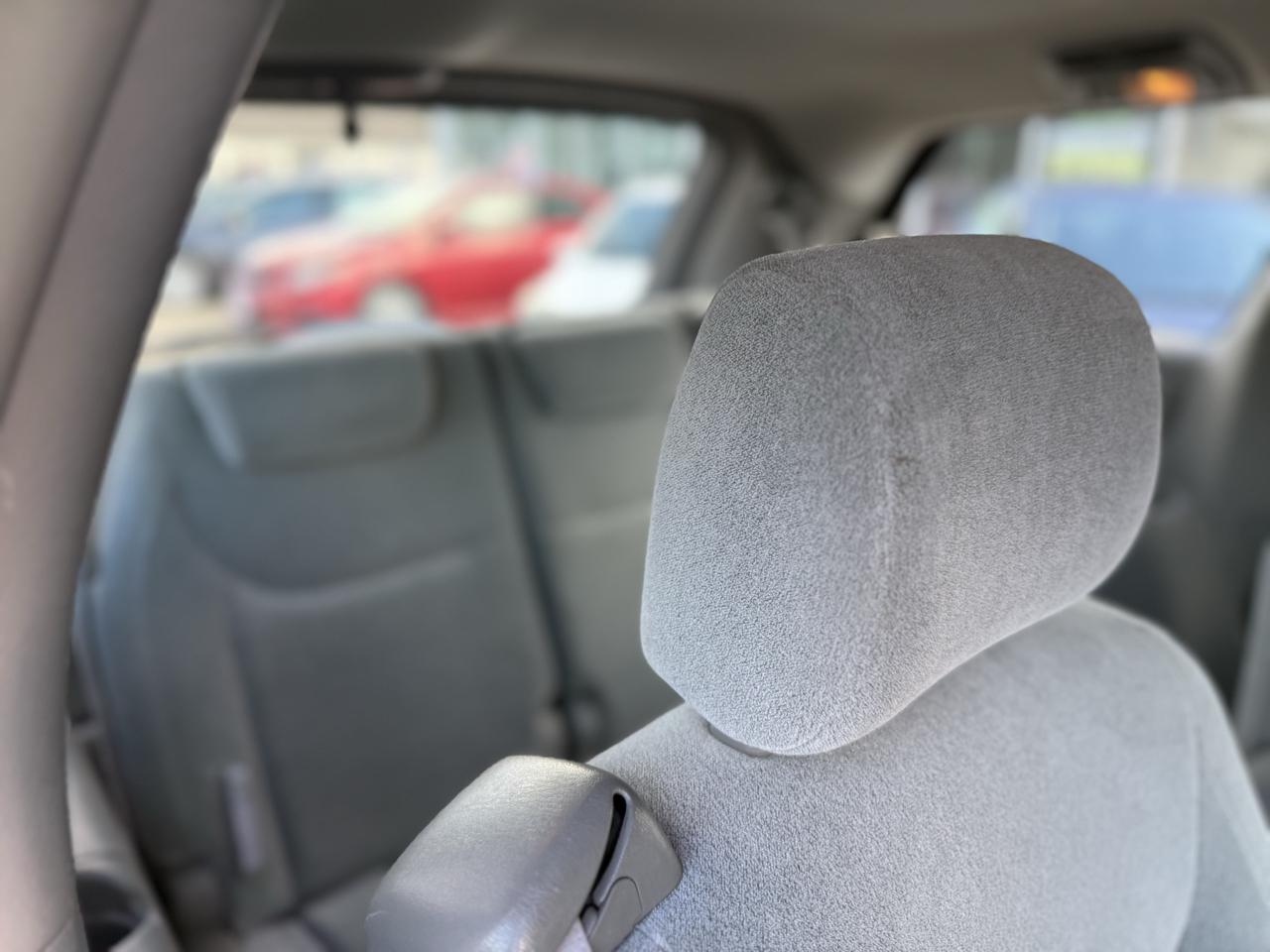 Toyota Sienna LE - 7 Passenger Seating 2005