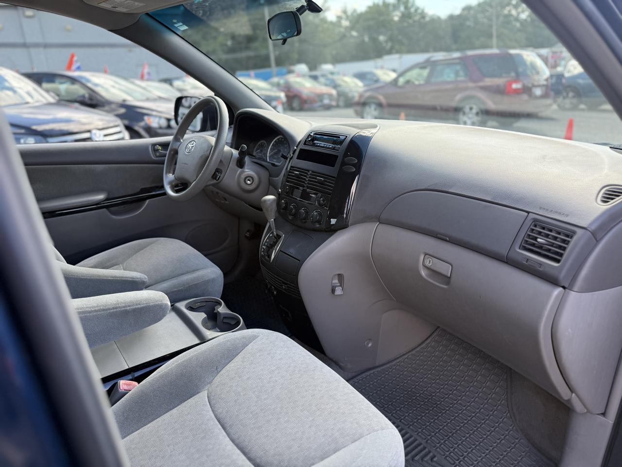 Toyota Sienna LE - 7 Passenger Seating 2005