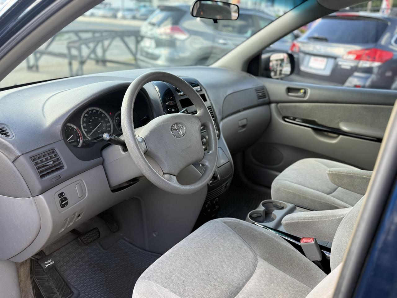 Toyota Sienna LE - 7 Passenger Seating 2005