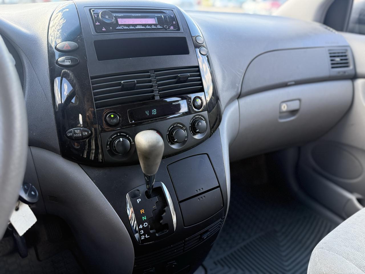 Toyota Sienna LE - 7 Passenger Seating 2005