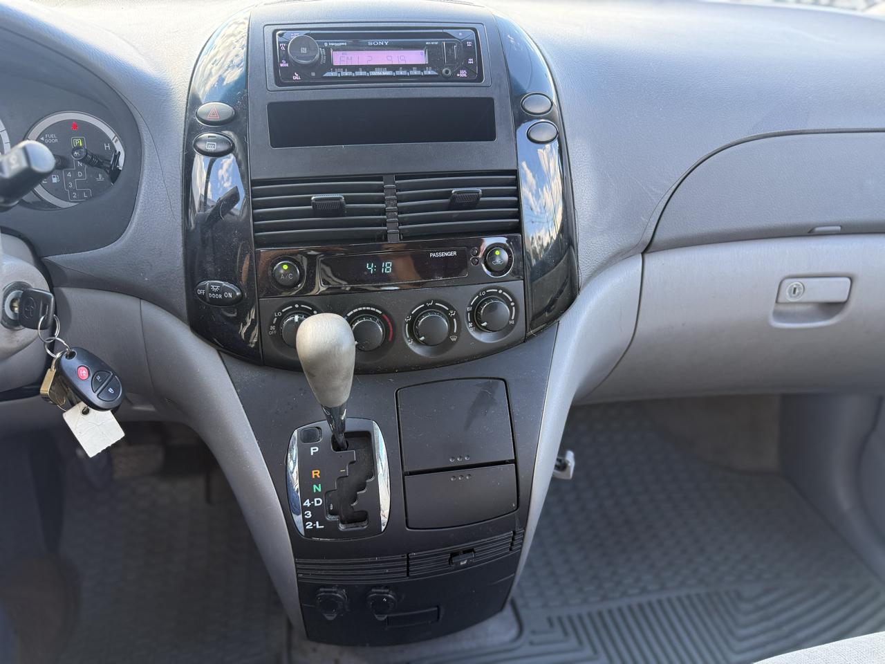 Toyota Sienna LE - 7 Passenger Seating 2005