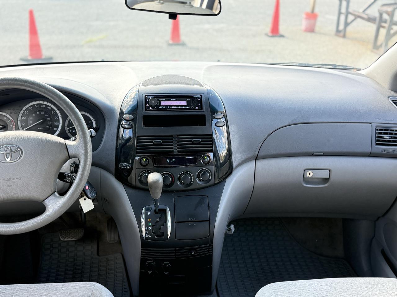 Toyota Sienna LE - 7 Passenger Seating 2005
