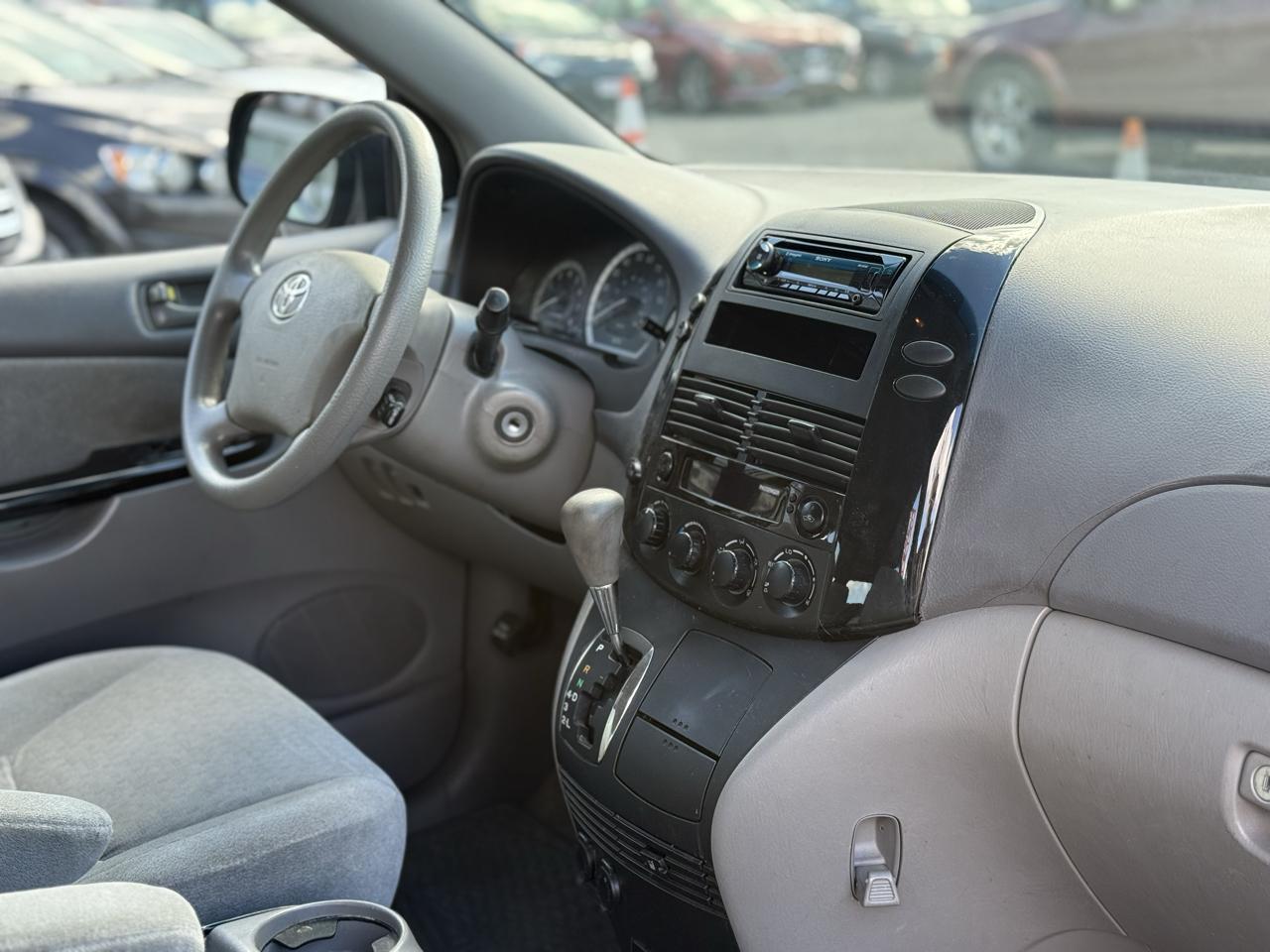 Toyota Sienna LE - 7 Passenger Seating 2005