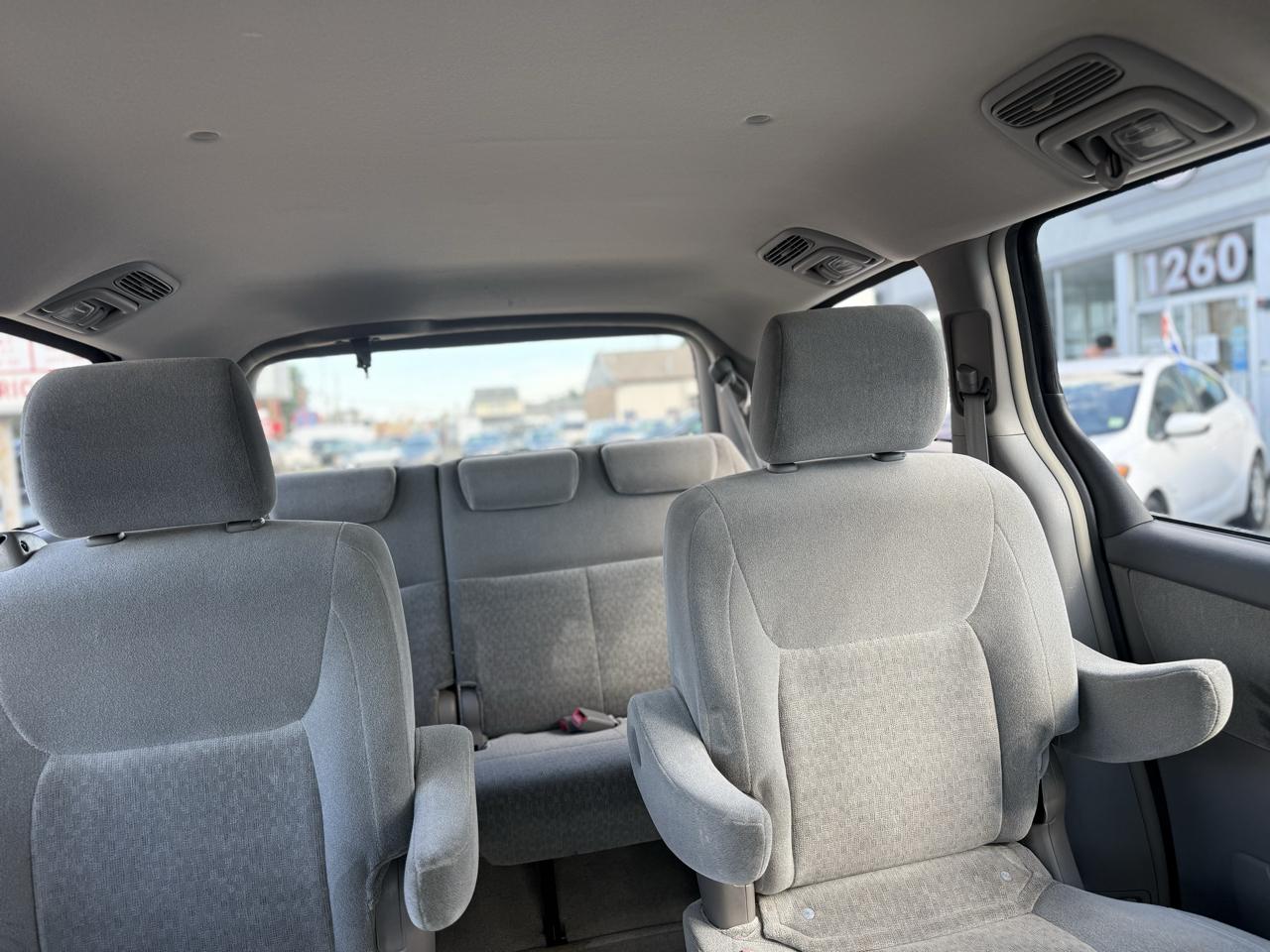 Toyota Sienna LE - 7 Passenger Seating 2005