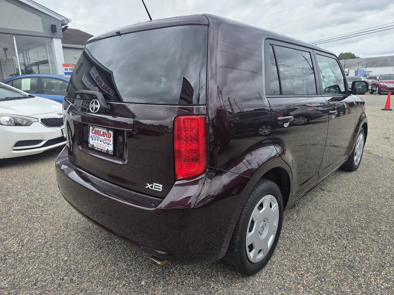 Scion xB 5-Door Wagon 5-Spd MT 2010