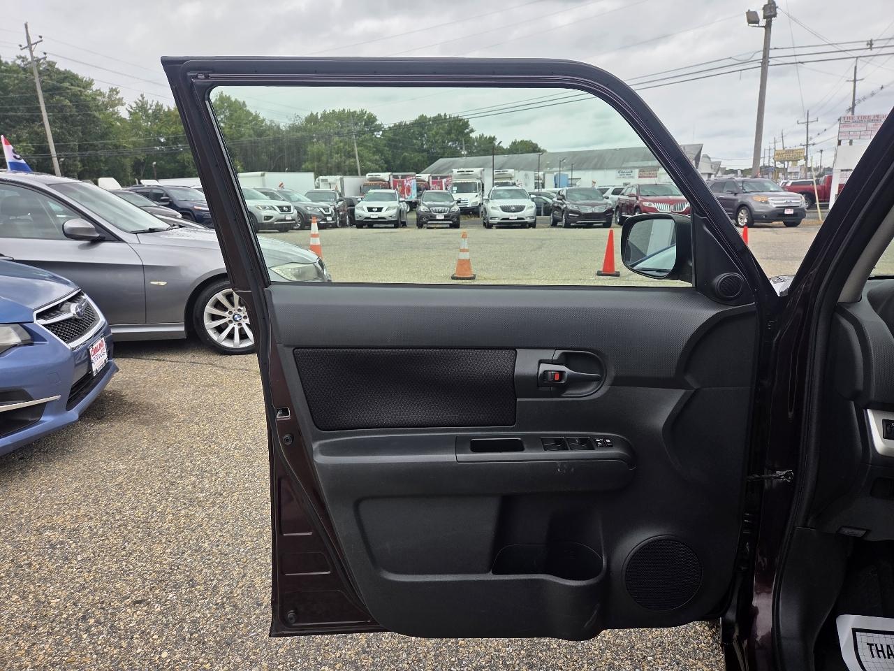 Scion xB 5-Door Wagon 5-Spd MT 2010
