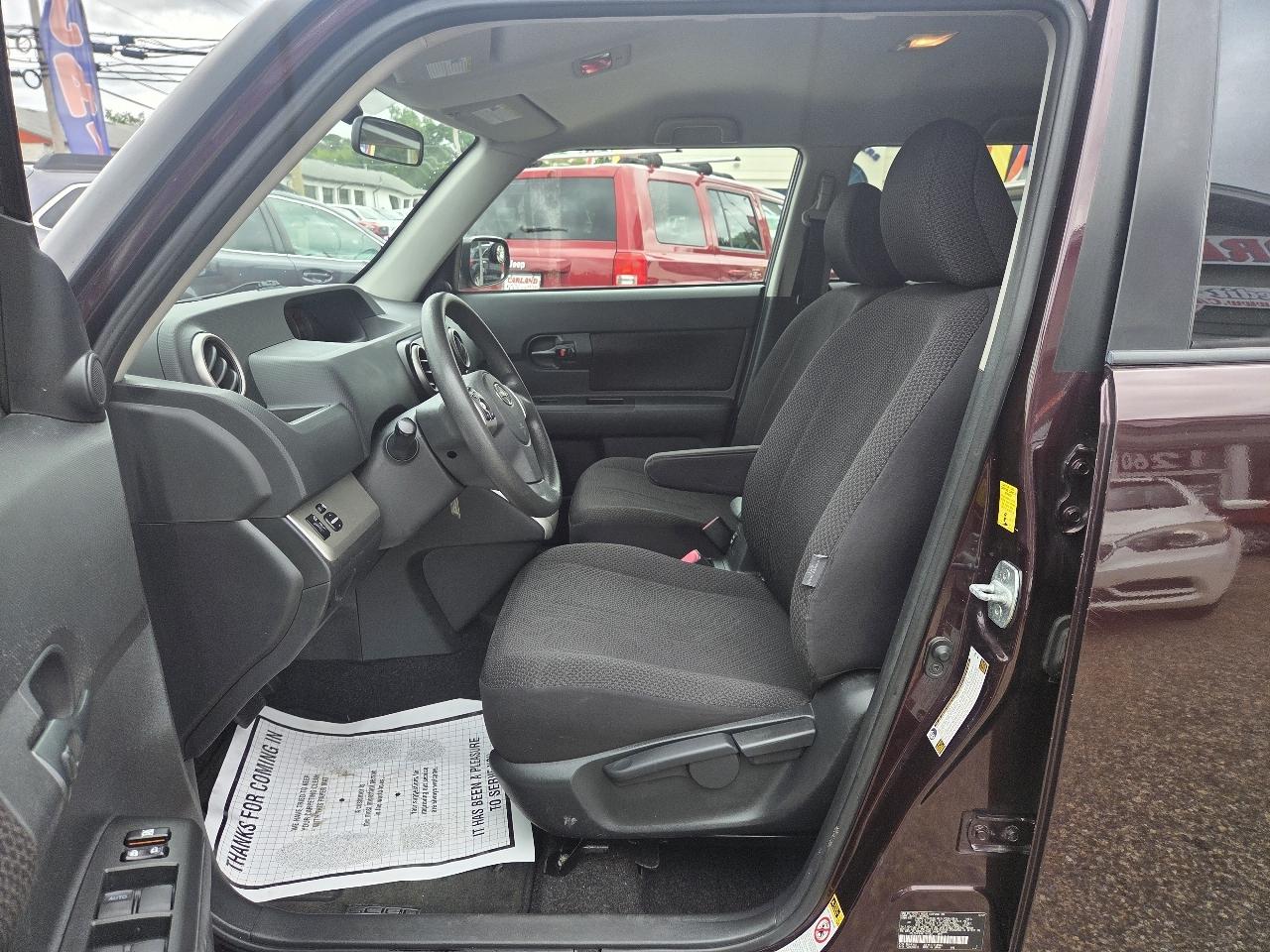 Scion xB 5-Door Wagon 5-Spd MT 2010