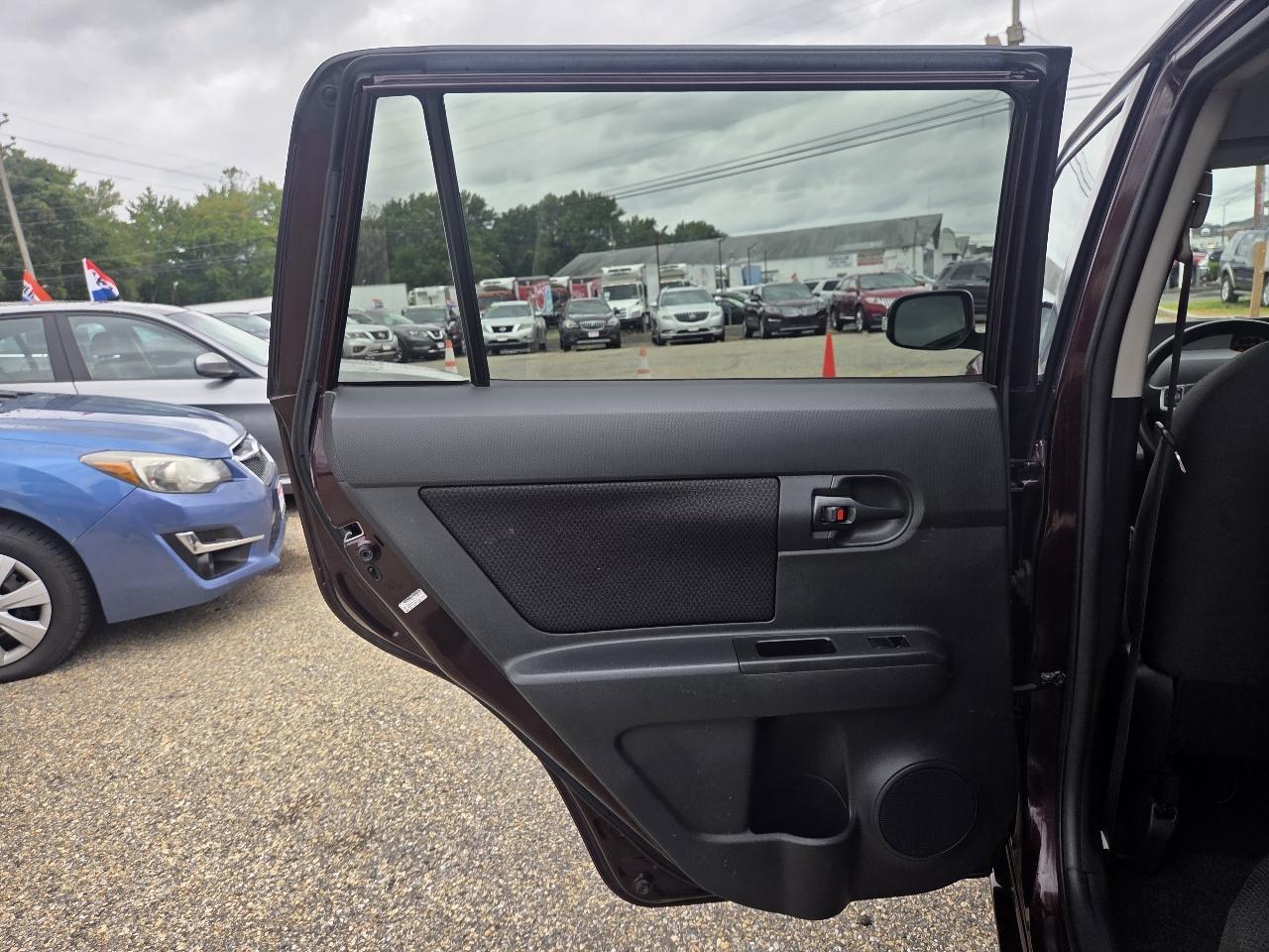 Scion xB 5-Door Wagon 5-Spd MT 2010