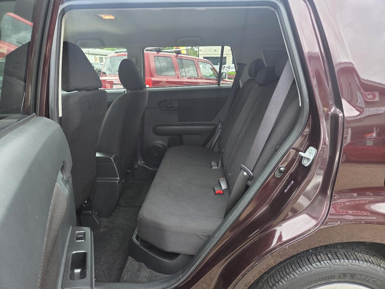 Scion xB 5-Door Wagon 5-Spd MT 2010