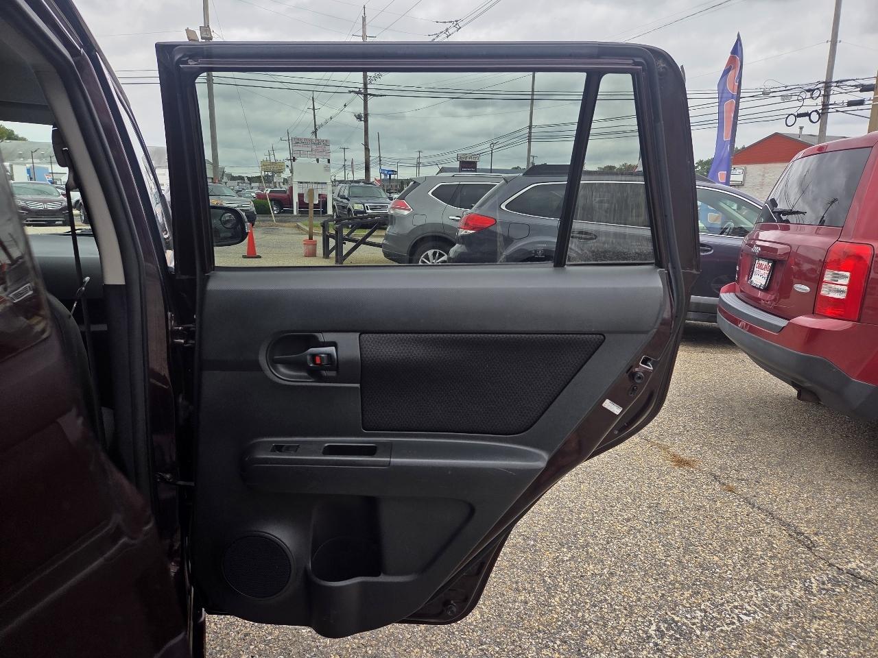 Scion xB 5-Door Wagon 5-Spd MT 2010