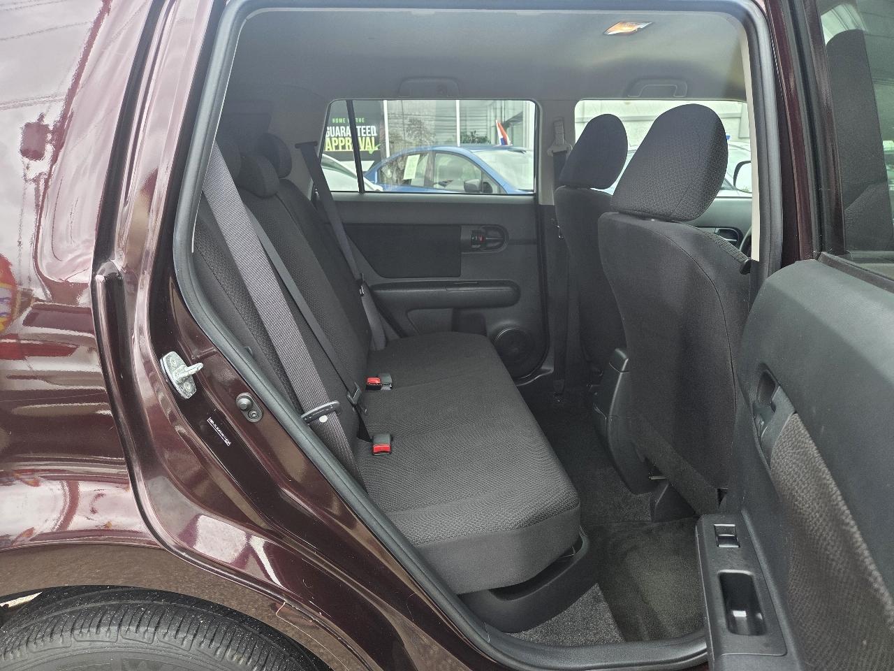 Scion xB 5-Door Wagon 5-Spd MT 2010
