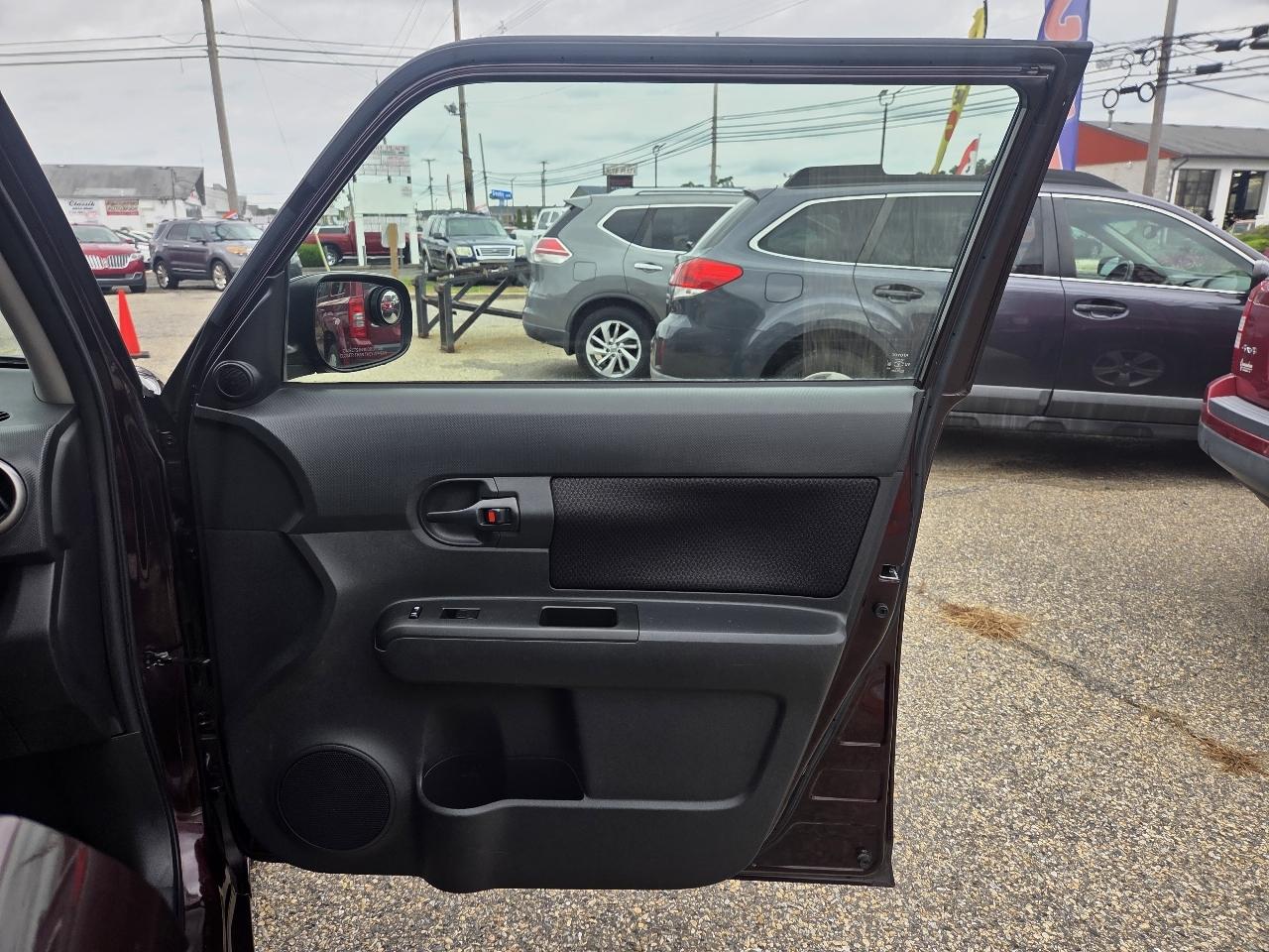 Scion xB 5-Door Wagon 5-Spd MT 2010