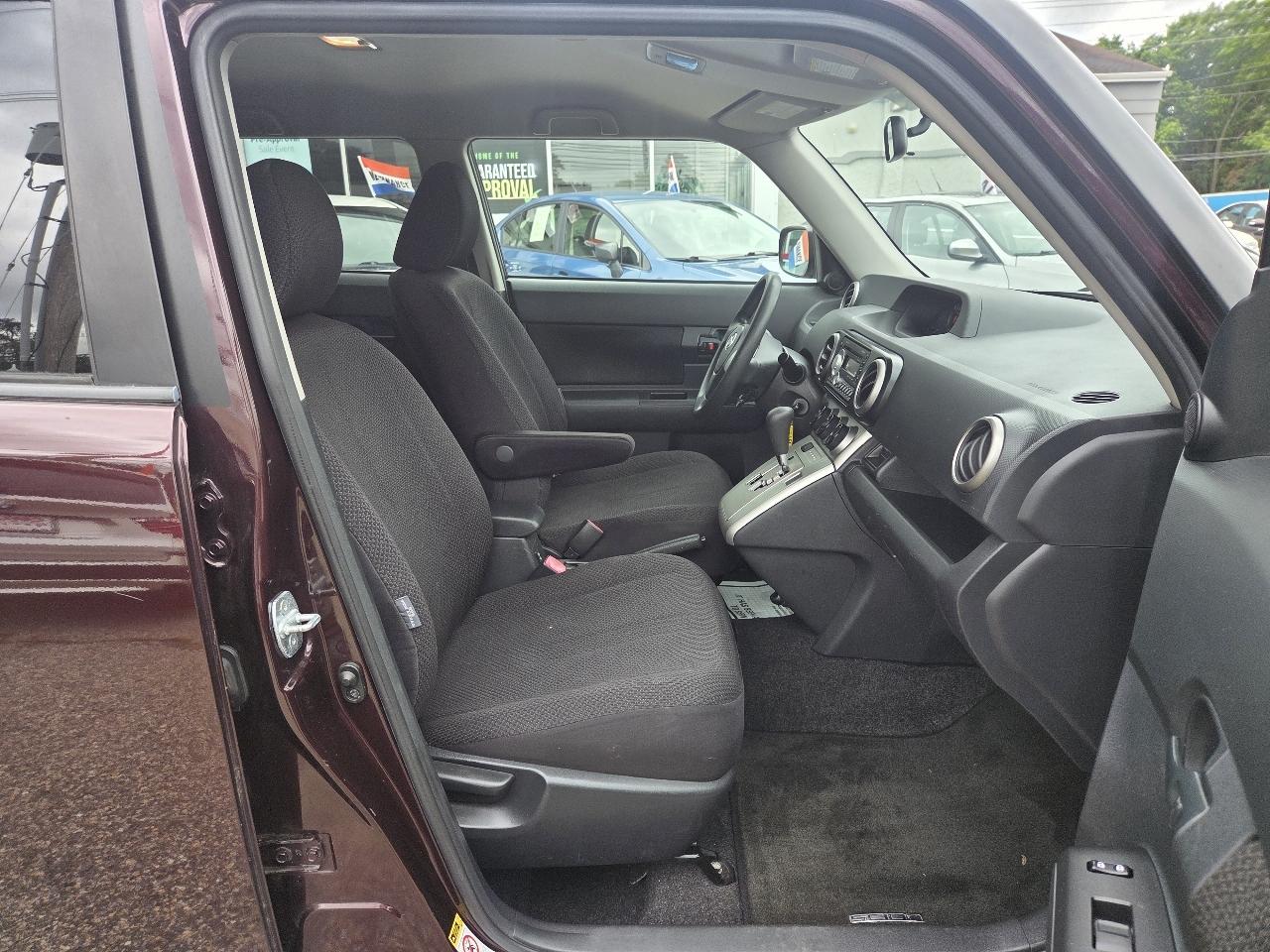 Scion xB 5-Door Wagon 5-Spd MT 2010