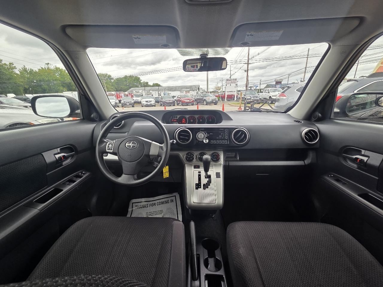 Scion xB 5-Door Wagon 5-Spd MT 2010