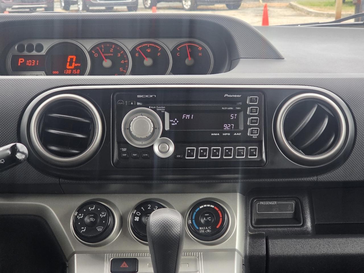 Scion xB 5-Door Wagon 5-Spd MT 2010