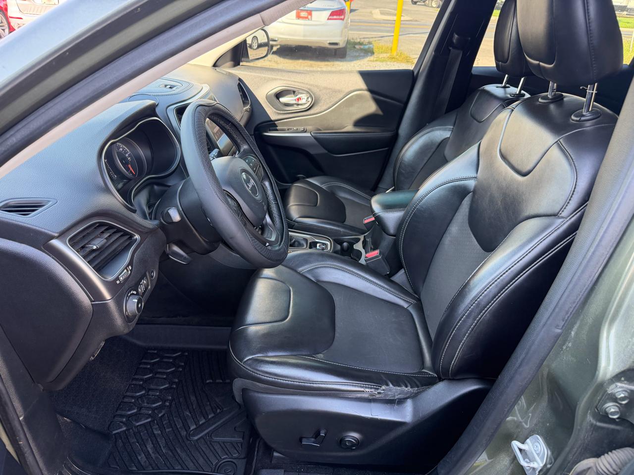 2019 Jeep Cherokee Latitude Plus - Photo 10